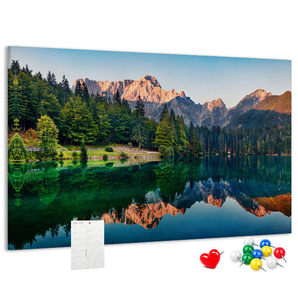 Pizarra de corcho con diseño de paisaje montañoso reflejado en el lago