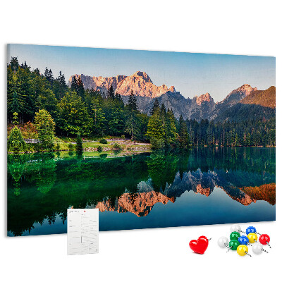 Pizarra de corcho con diseño de paisaje montañoso reflejado en el lago