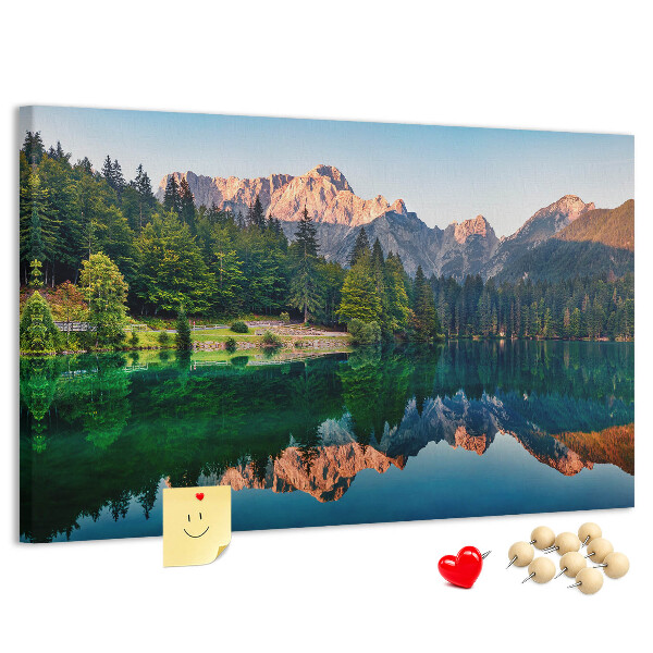 Pizarra de corcho con diseño de paisaje montañoso reflejado en el lago