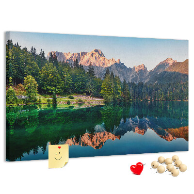 Pizarra de corcho con diseño de paisaje montañoso reflejado en el lago