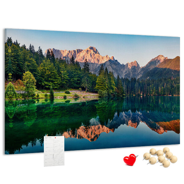 Pizarra de corcho con diseño de paisaje montañoso reflejado en el lago
