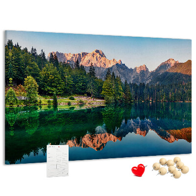 Pizarra de corcho con diseño de paisaje montañoso reflejado en el lago