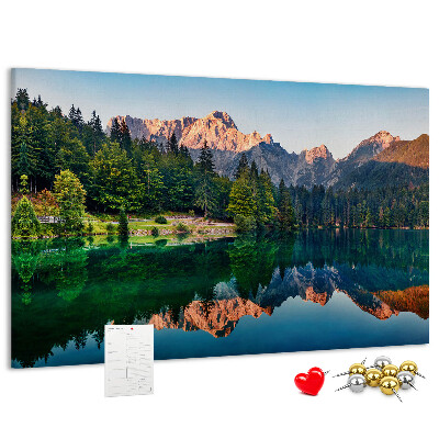 Pizarra de corcho con diseño de paisaje montañoso reflejado en el lago