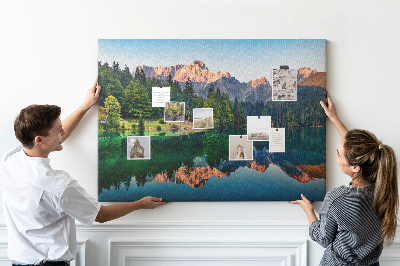 Pizarra de corcho con diseño de paisaje montañoso reflejado en el lago