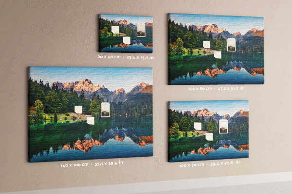 Pizarra de corcho con diseño de paisaje montañoso reflejado en el lago