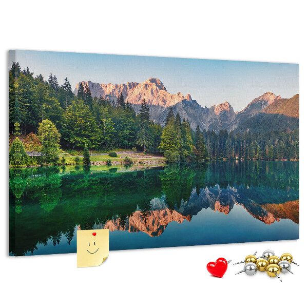 Pizarra de corcho con diseño de paisaje montañoso reflejado en el lago