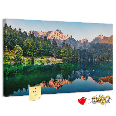 Pizarra de corcho con diseño de paisaje montañoso reflejado en el lago