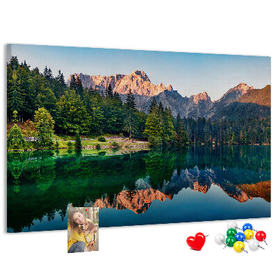 Pizarra de corcho con diseño de paisaje montañoso reflejado en el lago