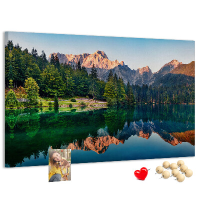 Pizarra de corcho con diseño de paisaje montañoso reflejado en el lago