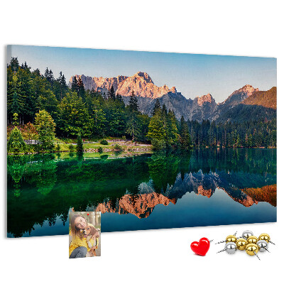 Pizarra de corcho con diseño de paisaje montañoso reflejado en el lago