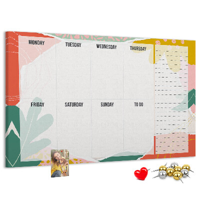 Tablero de corcho decorado con diseño de calendario floral y detalles coloridos