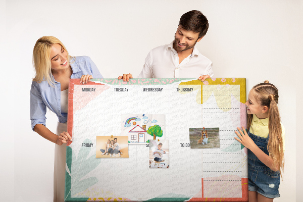Tablero de corcho decorado con diseño de calendario floral y detalles coloridos