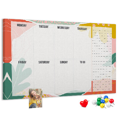 Tablero de corcho decorado con diseño de calendario floral y detalles coloridos