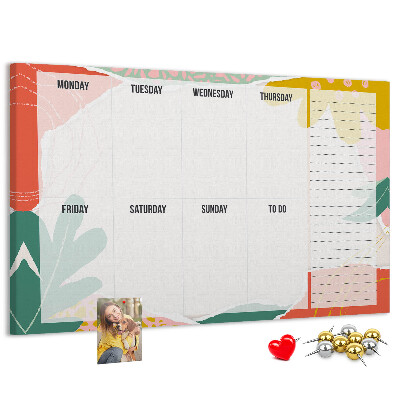Tablero de corcho decorado con diseño de calendario floral y detalles coloridos