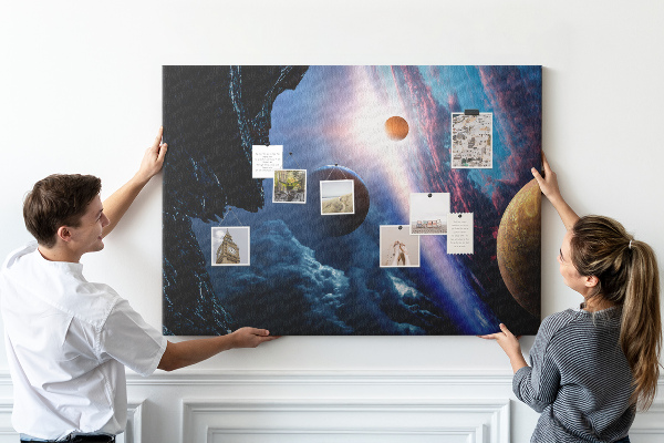 Tablero de anuncios con diseño de paisaje espacial de planetas y nubes