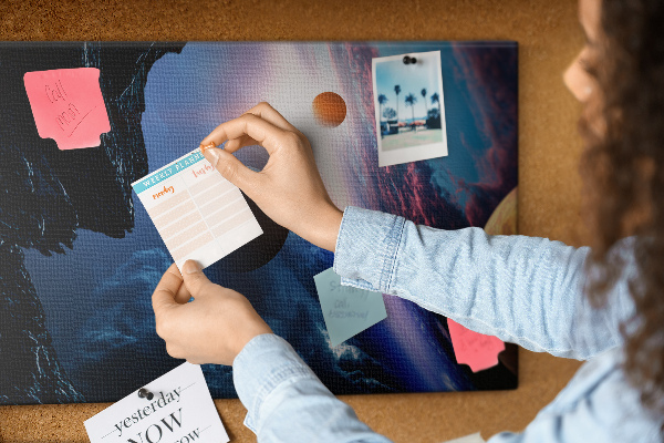 Tablero de anuncios con diseño de paisaje espacial de planetas y nubes