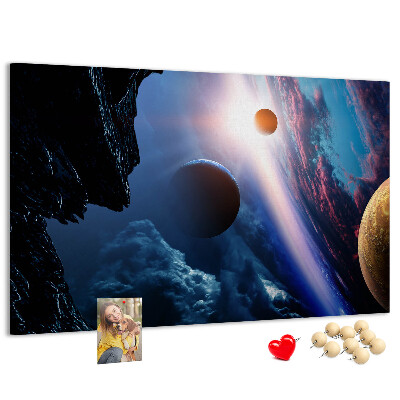 Tablero de anuncios con diseño de paisaje espacial de planetas y nubes