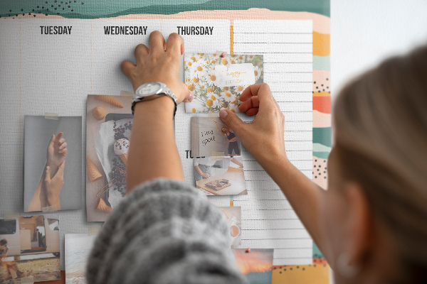 Tablero de corcho decorativo agenda colorida con diseño semanal