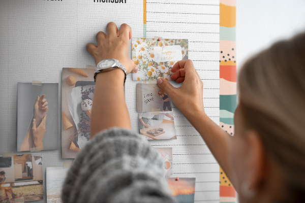 Tablero de corcho decorativo agenda colorida con diseño semanal