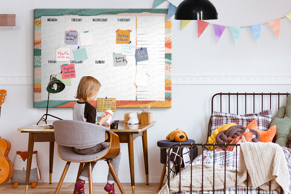 Tablero de corcho decorativo agenda colorida con diseño semanal