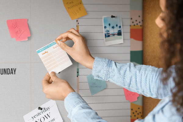 Tablero de corcho decorativo agenda colorida con diseño semanal