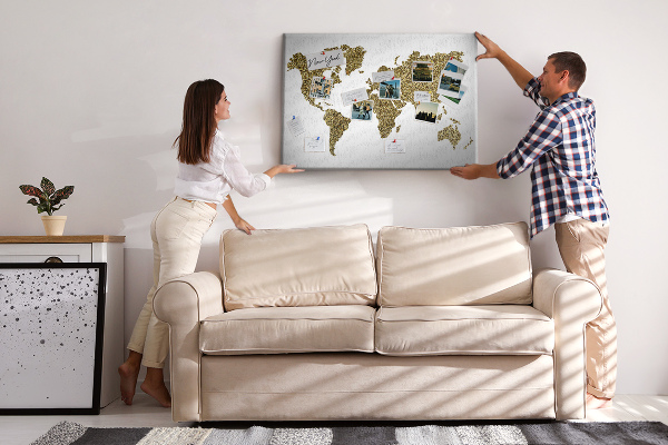 Tablero de corcho decorado mapa del mundo dorado sobre fondo blanco
