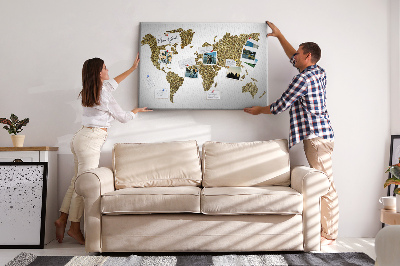 Tablero de corcho decorado mapa del mundo dorado sobre fondo blanco