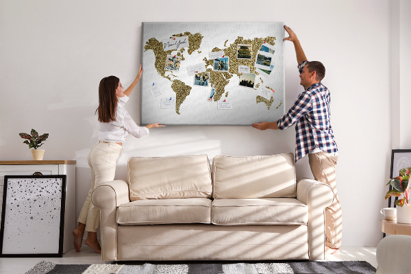 Tablero de corcho decorado mapa del mundo dorado sobre fondo blanco