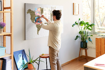 Tablero de corcho decorado mapa del mundo dorado sobre fondo blanco