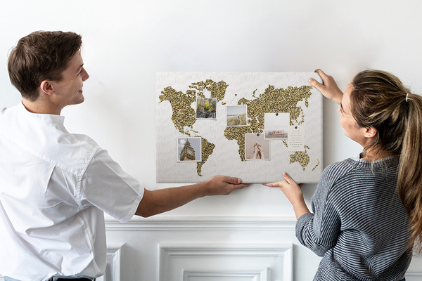Tablero de corcho decorado mapa del mundo dorado sobre fondo blanco