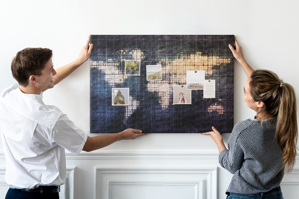 Tablero de anuncios mapa del mundo con diseño de píxeles estilizado