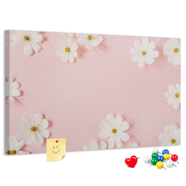 Pizarra de corcho con estampado floral sobre fondo rosa