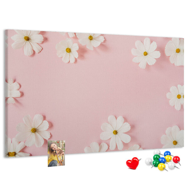 Pizarra de corcho con estampado floral sobre fondo rosa