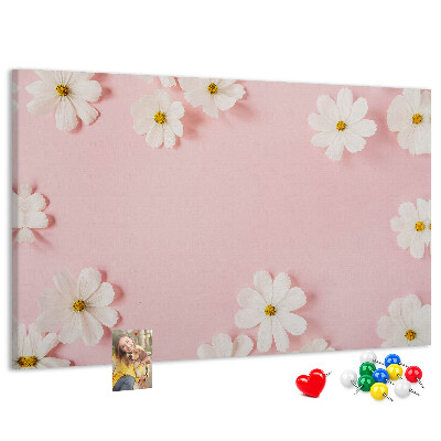 Pizarra de corcho con estampado floral sobre fondo rosa