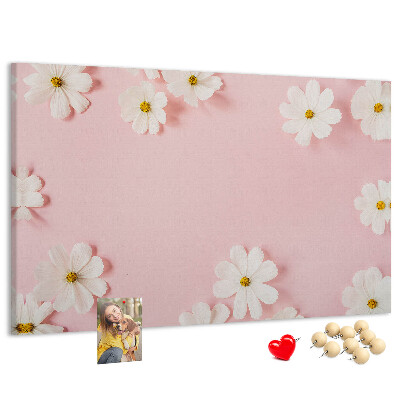 Pizarra de corcho con estampado floral sobre fondo rosa