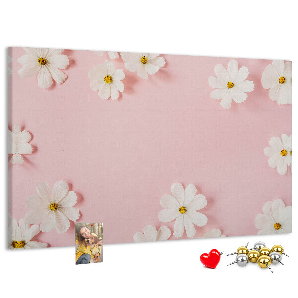 Pizarra de corcho con estampado floral sobre fondo rosa