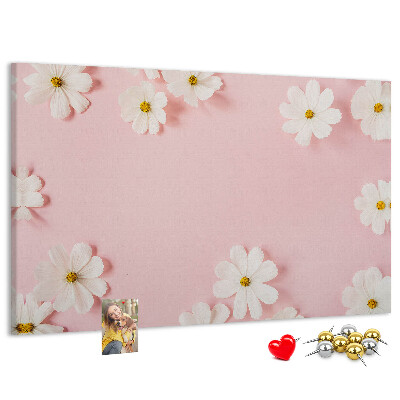 Pizarra de corcho con estampado floral sobre fondo rosa