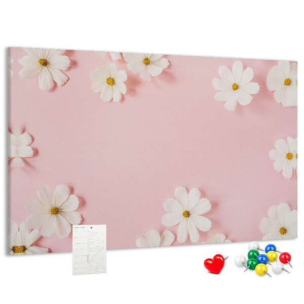 Pizarra de corcho con estampado floral sobre fondo rosa