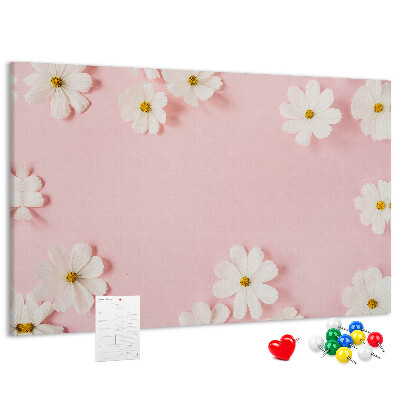 Pizarra de corcho con estampado floral sobre fondo rosa