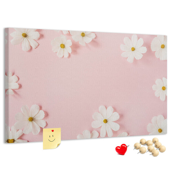Pizarra de corcho con estampado floral sobre fondo rosa
