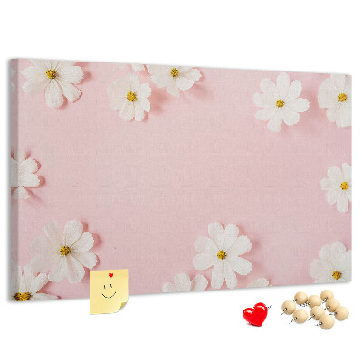 Pizarra de corcho con estampado floral sobre fondo rosa
