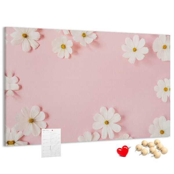 Pizarra de corcho con estampado floral sobre fondo rosa