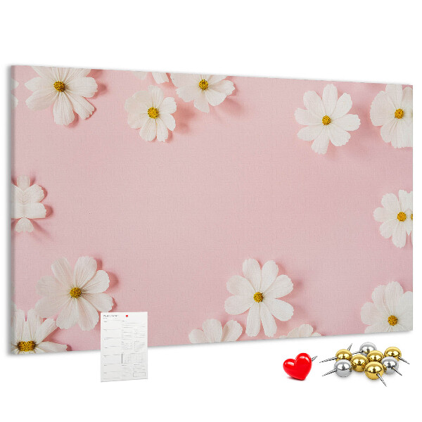 Pizarra de corcho con estampado floral sobre fondo rosa
