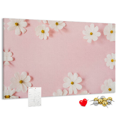 Pizarra de corcho con estampado floral sobre fondo rosa