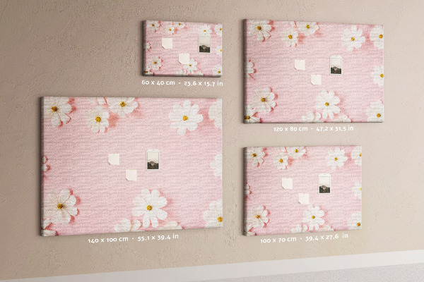 Pizarra de corcho con estampado floral sobre fondo rosa