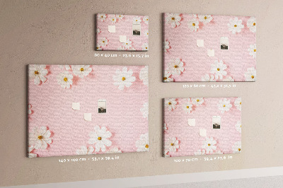 Pizarra de corcho con estampado floral sobre fondo rosa