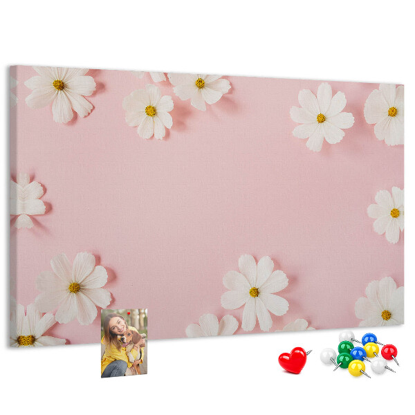 Pizarra de corcho con estampado floral sobre fondo rosa