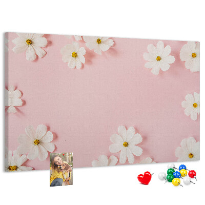Pizarra de corcho con estampado floral sobre fondo rosa