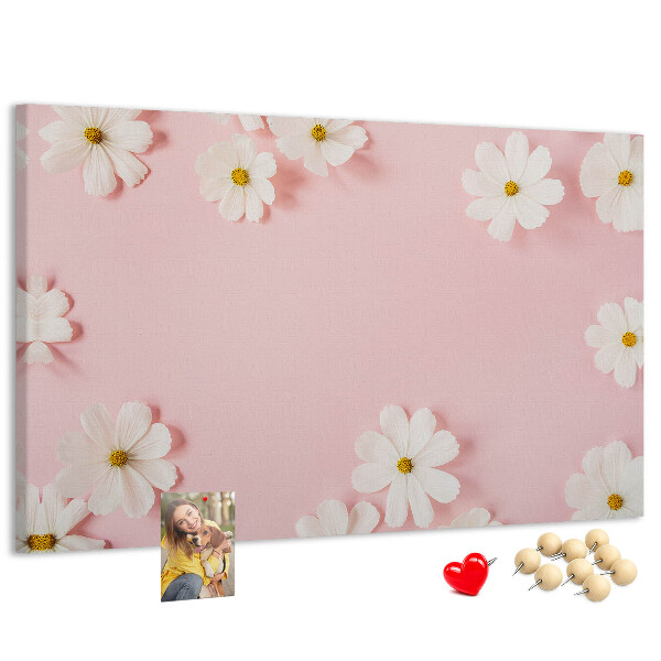 Pizarra de corcho con estampado floral sobre fondo rosa