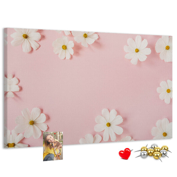 Pizarra de corcho con estampado floral sobre fondo rosa